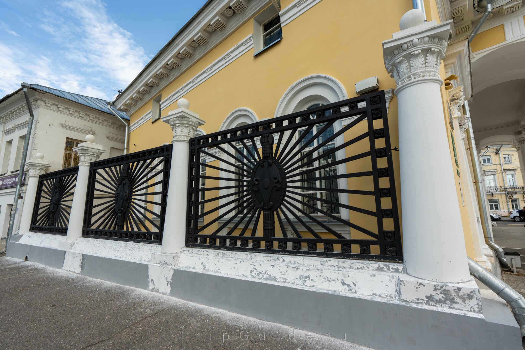 Ограда Гауптвахты в Костроме