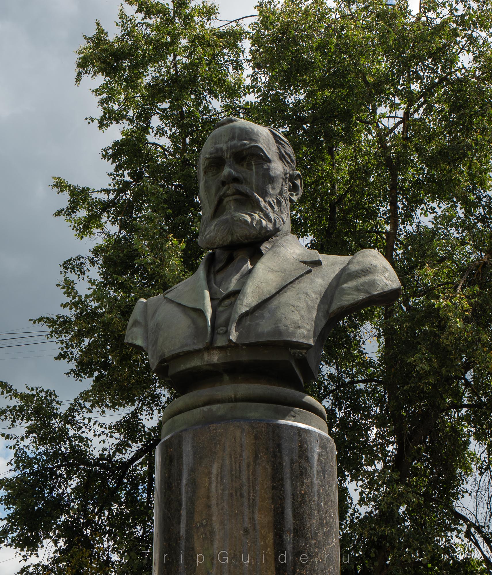 Памятник Александру Островскому на проспекте Мира в Костроме 