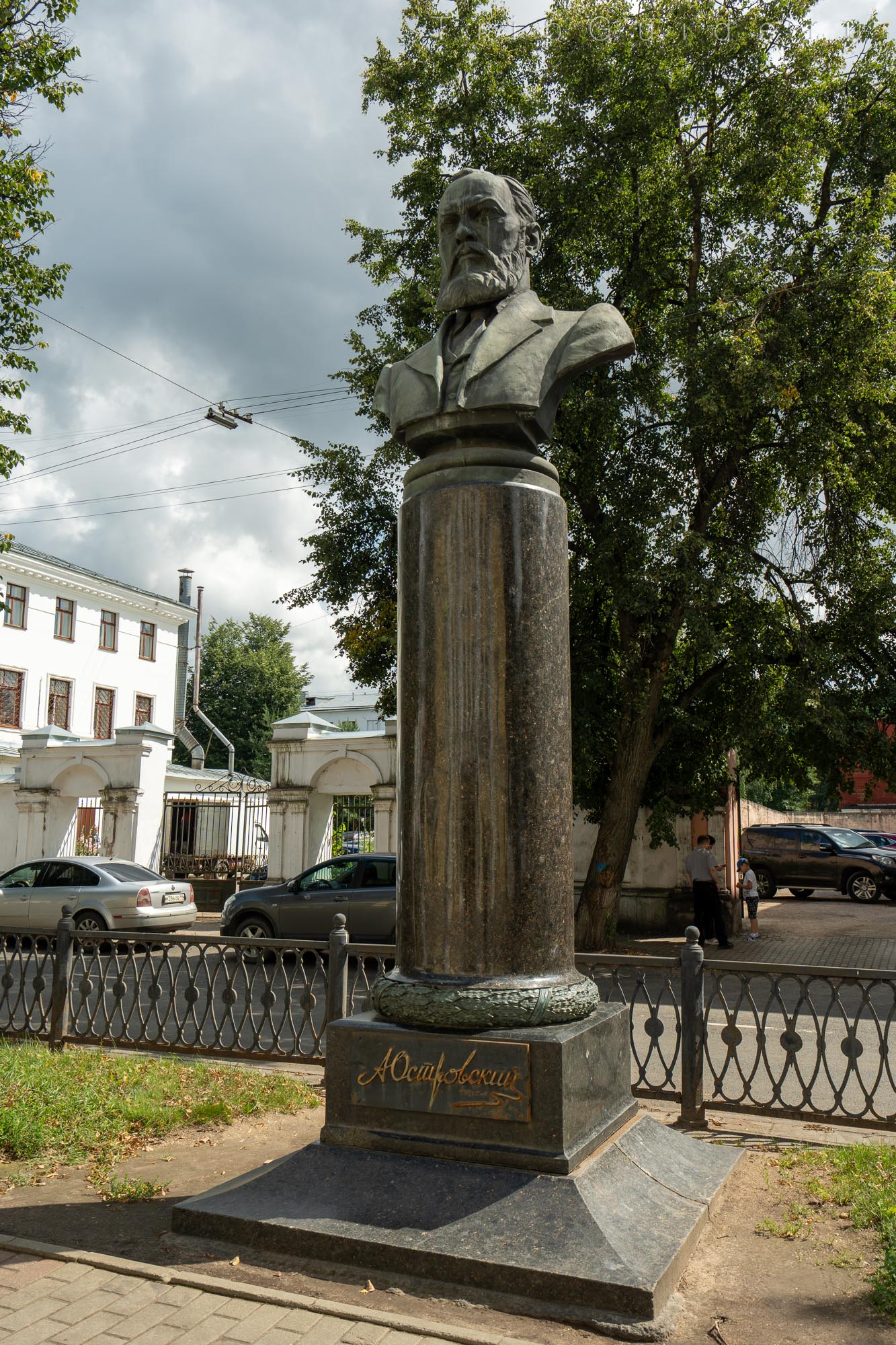 Памятник Островскому в Костроме
