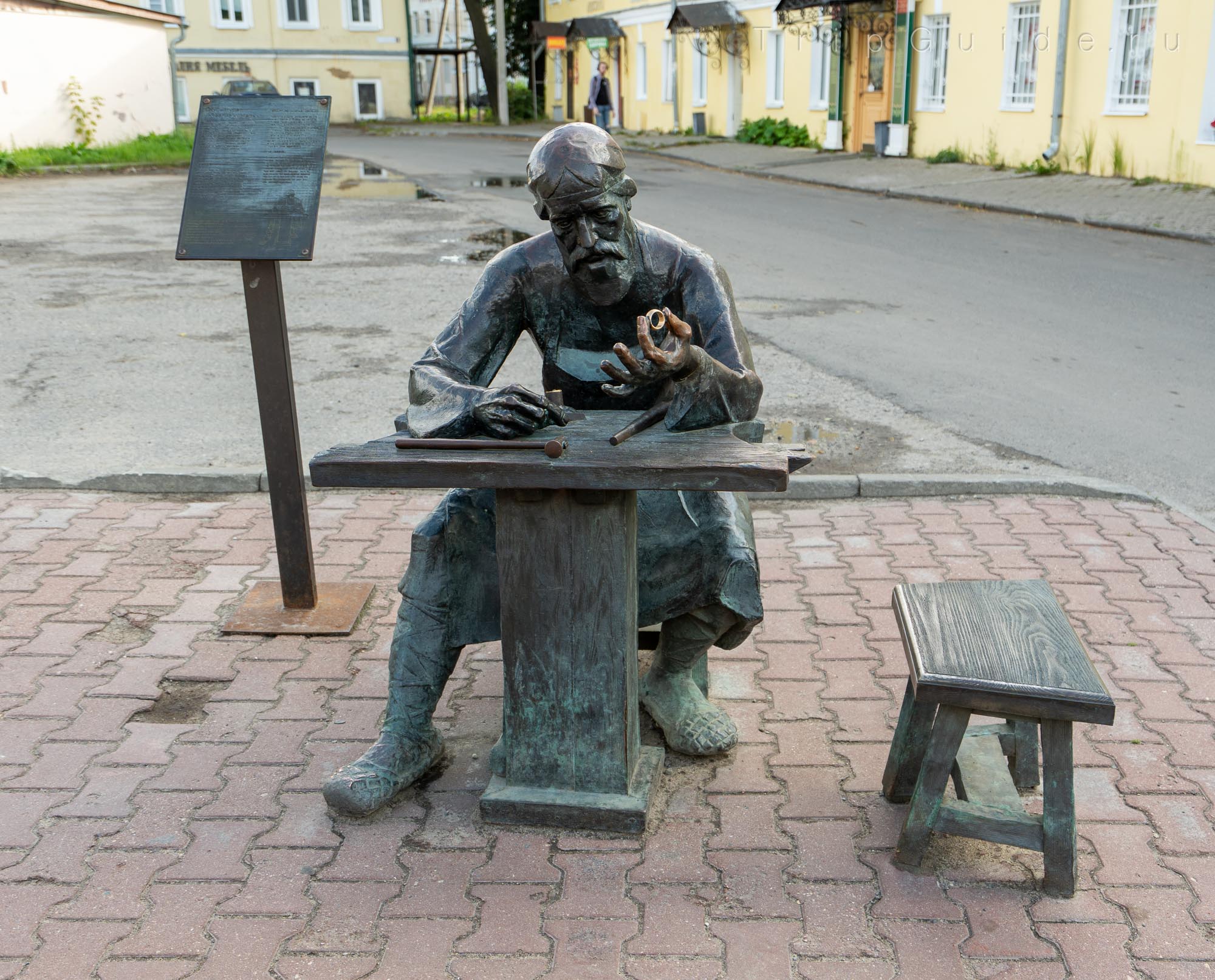 Памятник ювелиру в Костроме
