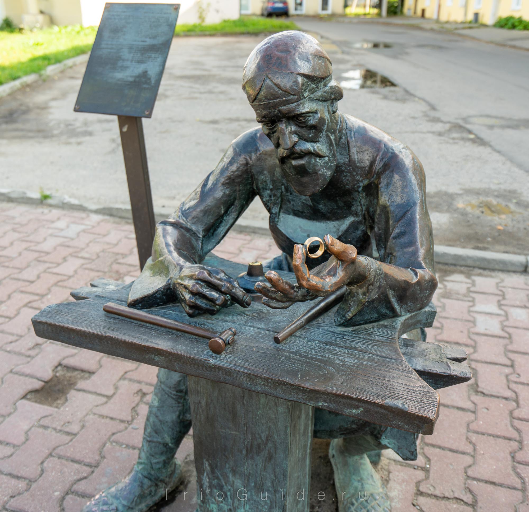 Памятник ювелиру в Костроме