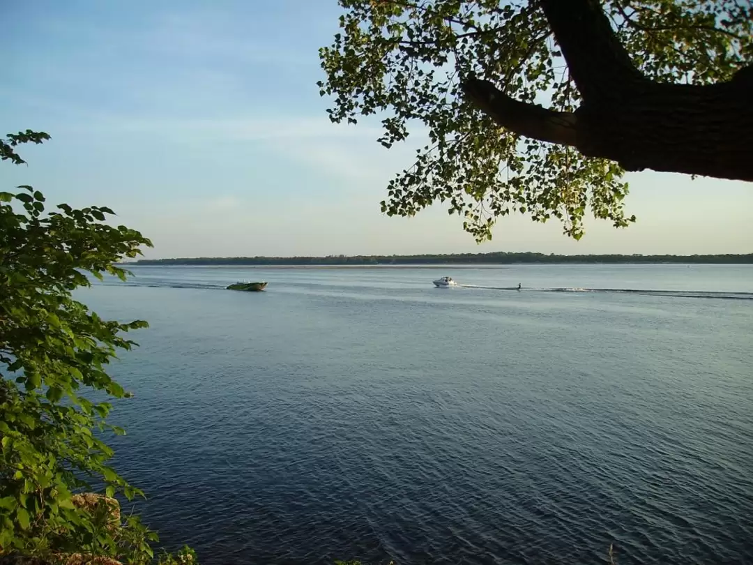 Глиссеры рассекают воду