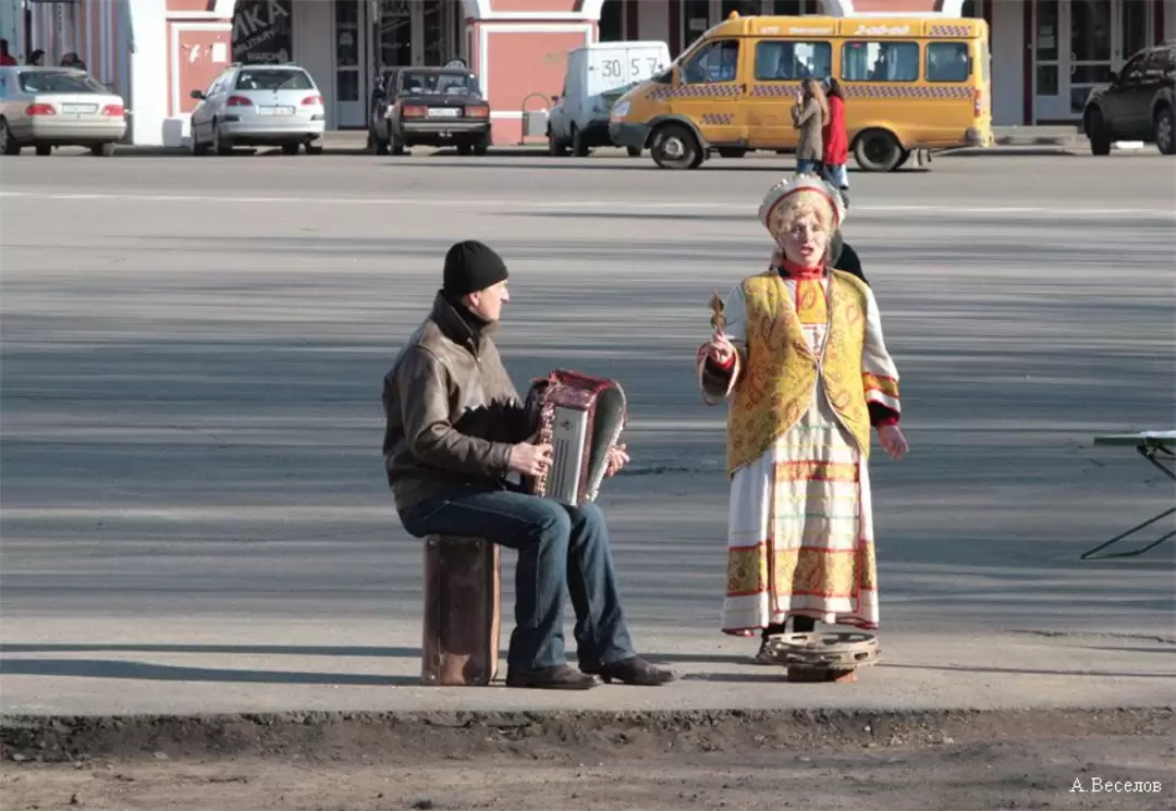 Народные песни даже на дороге