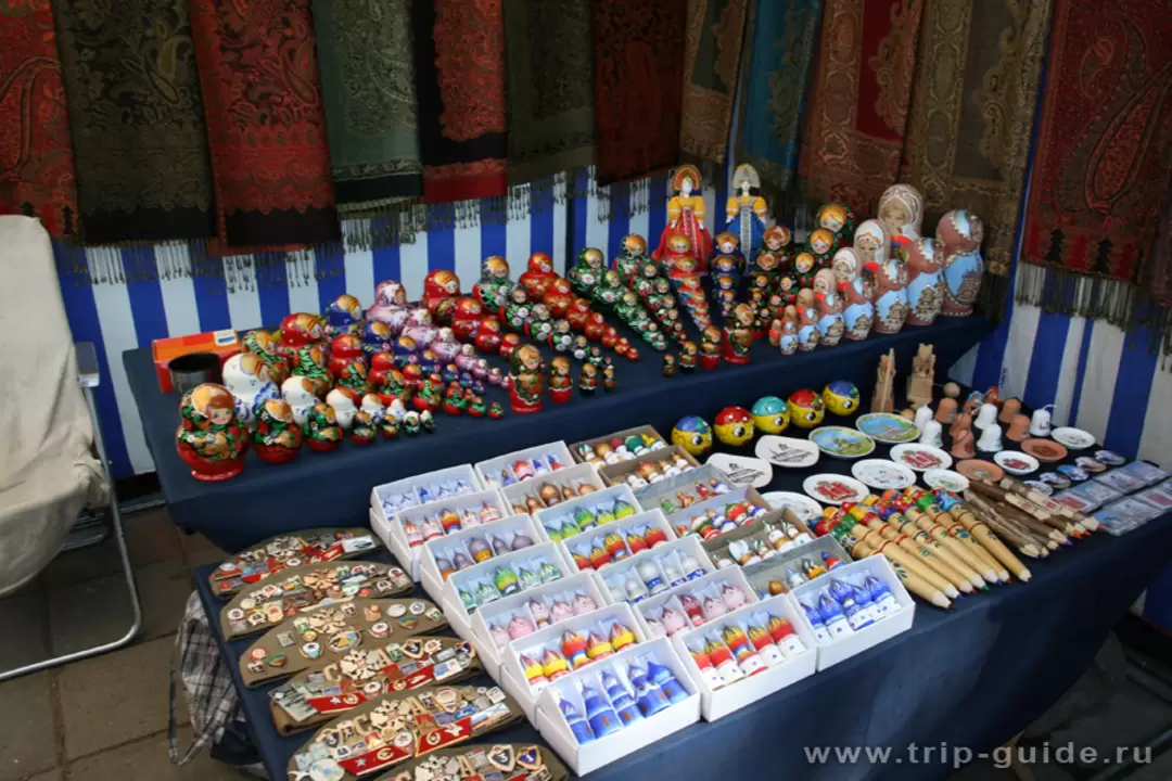 Продажа матрешек в Угличе