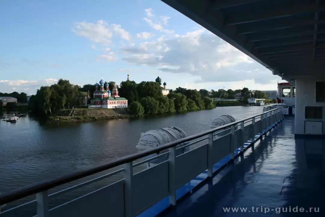 Вид на кремль Углича с борта теплохода