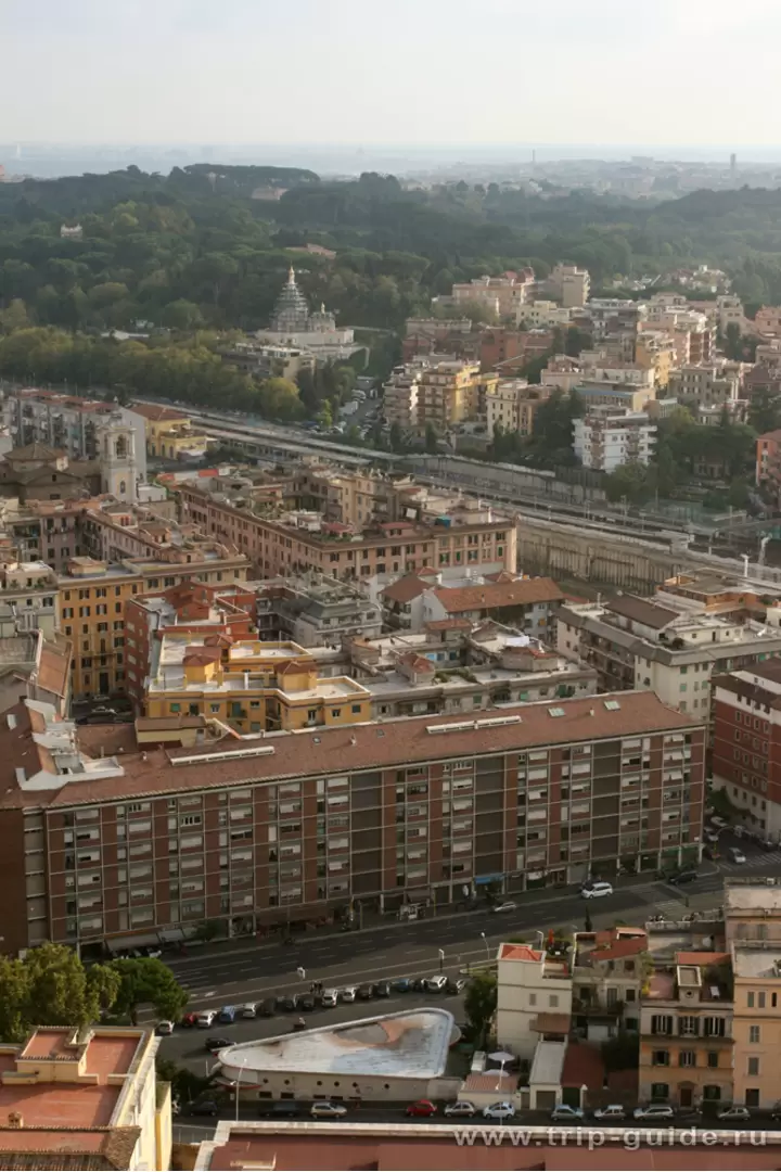 Вид на русскую православную церковь св. Катерины (chiesa russo-ortodossa di Santa Caterina d'Alessandria)