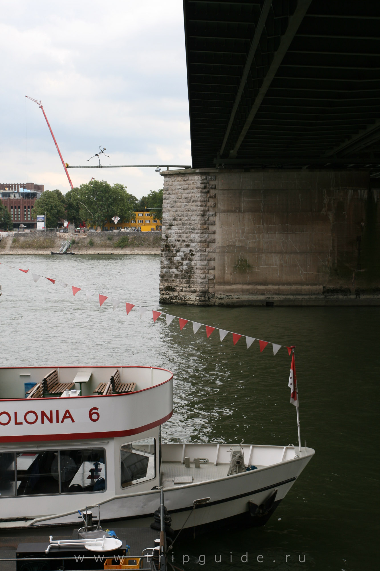 Под мостом Hohenzollernbrucke