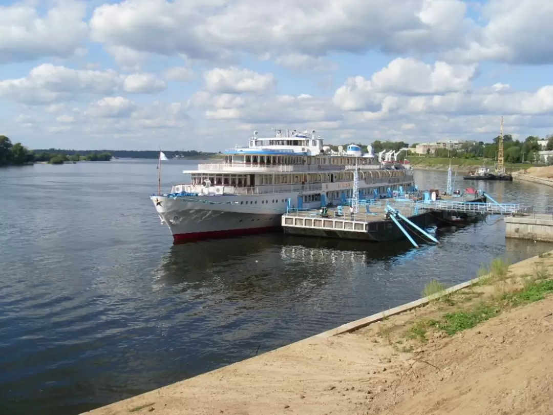 Трёхпалубный теплоход в Угличе