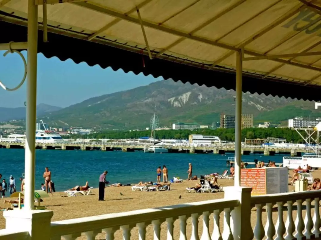 Осенний пляж в Геленджике