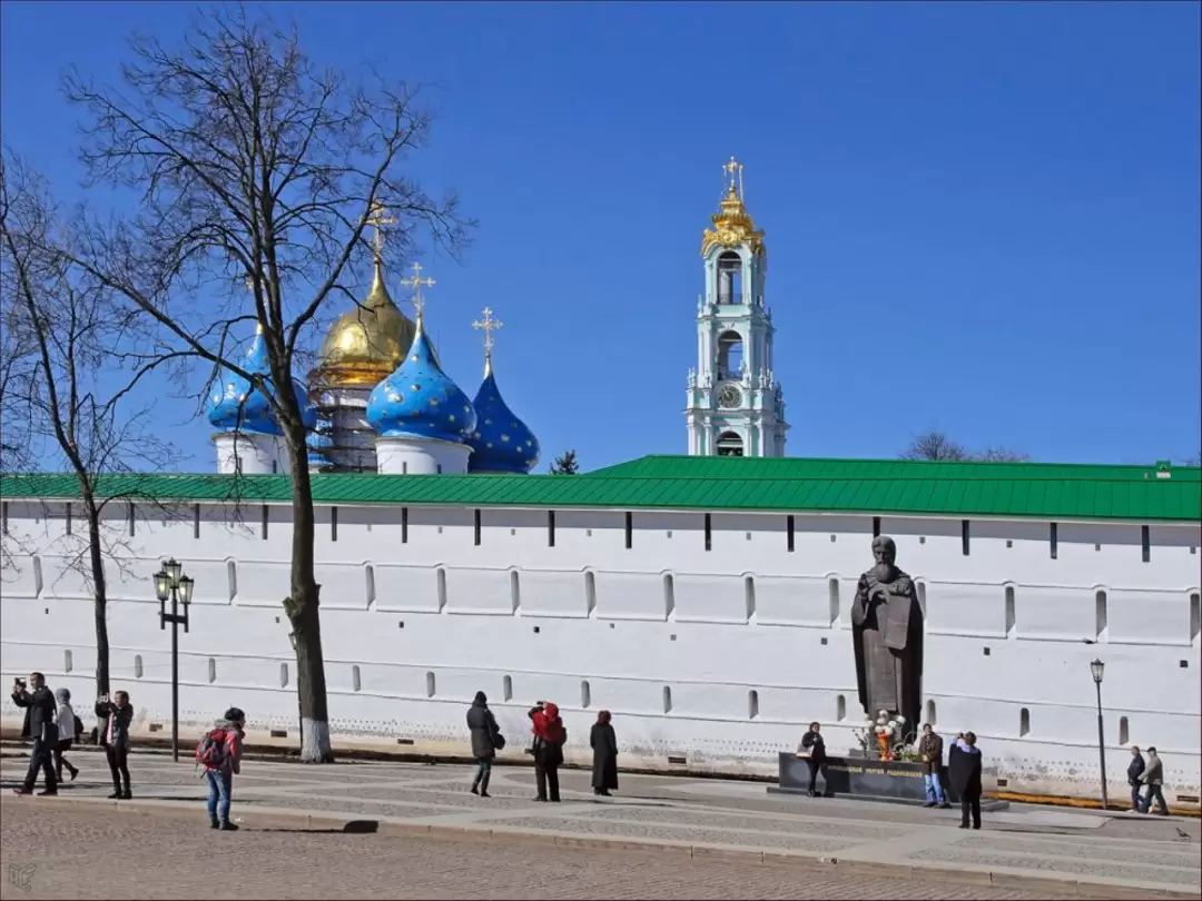 У стен лавры