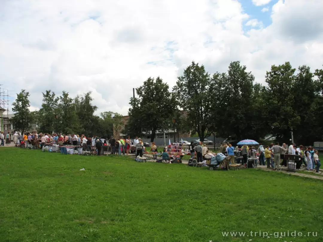 Рынок перед Троице-Сергиевой лаврой