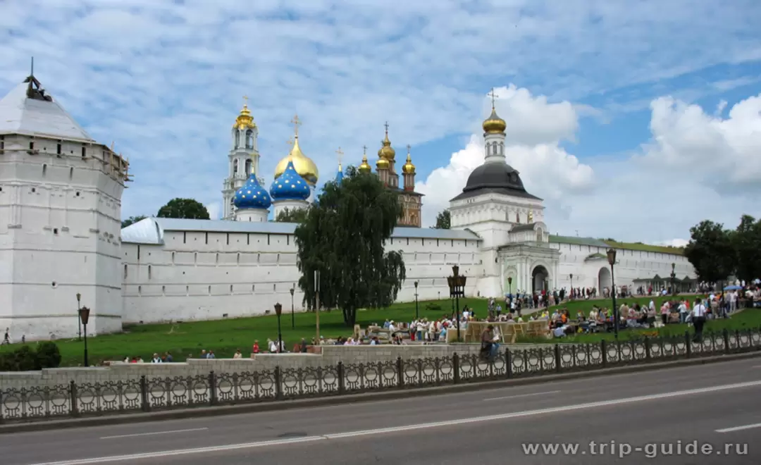 Вид на Троице-Сергиеву лавру с проспекта Красной Армии
