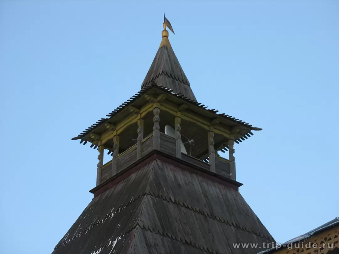 Спутниковая тарелка внутри крепостной башни