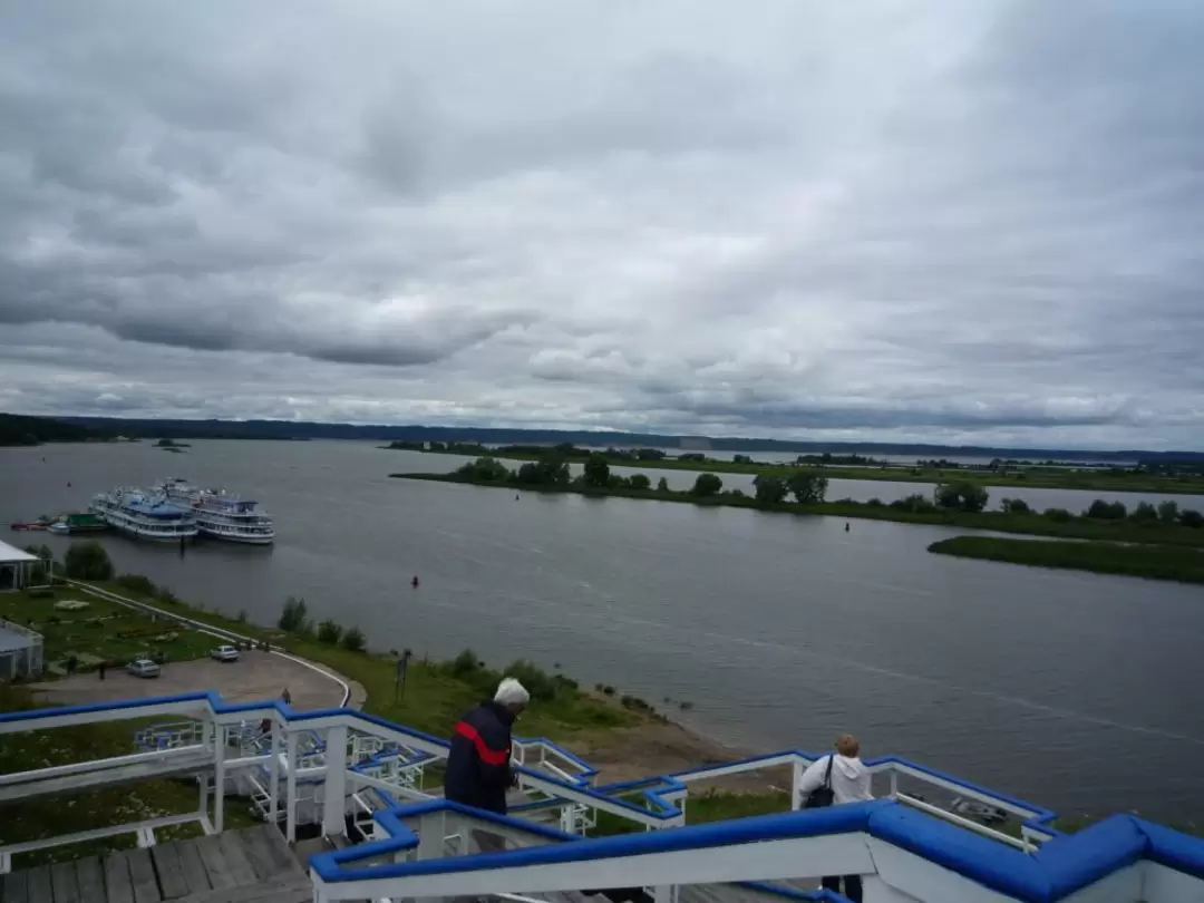 Вид на Волгу и причал с туристическими теплоходами из Болгар