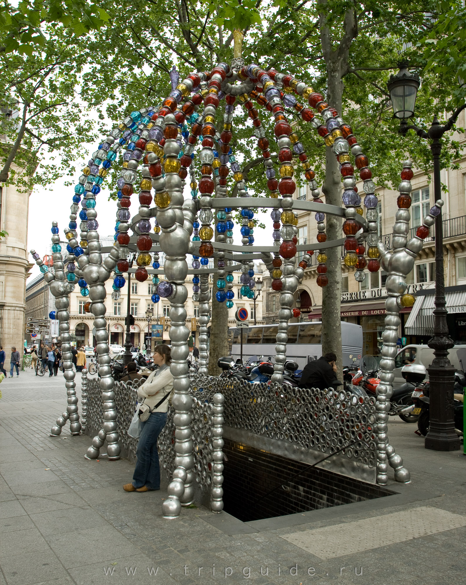Вход в метро Palais-Royal — Musee de Louvre