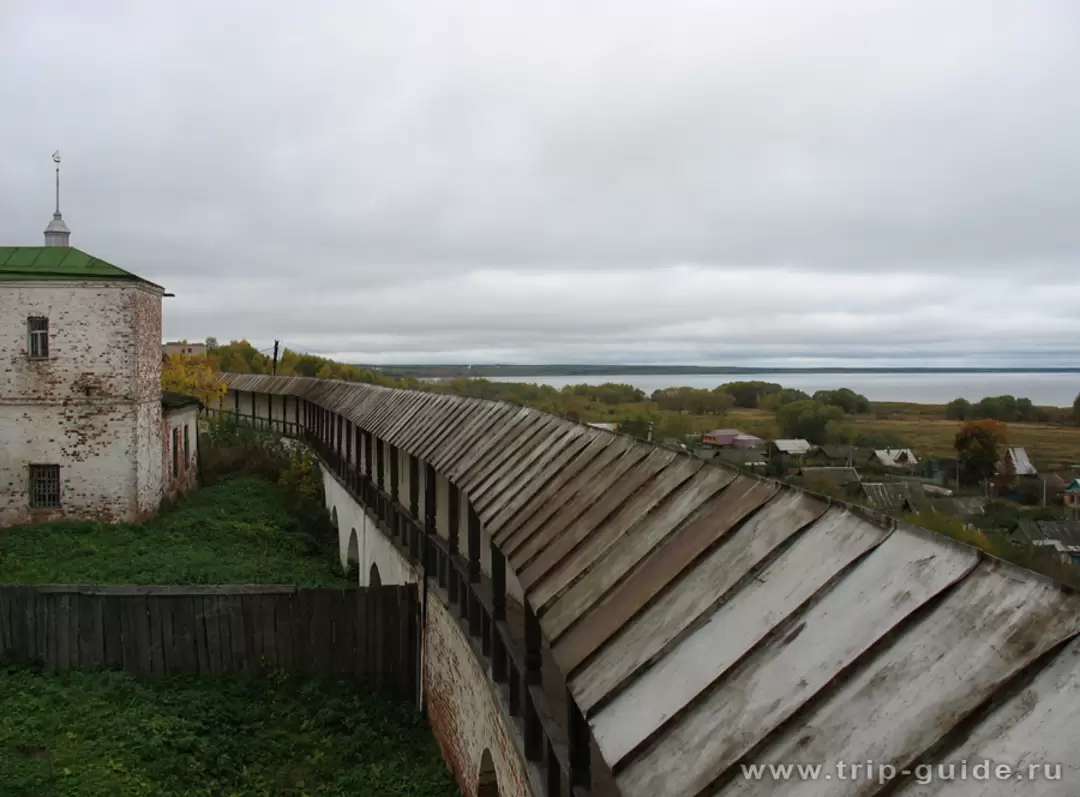 Стены Успенского монастыря в Переславле