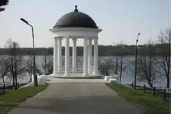 Беседка Островского в Костроме на набережной Волги (ротонда) Беседка Островского в Костроме на набережной Волги (ротонда)