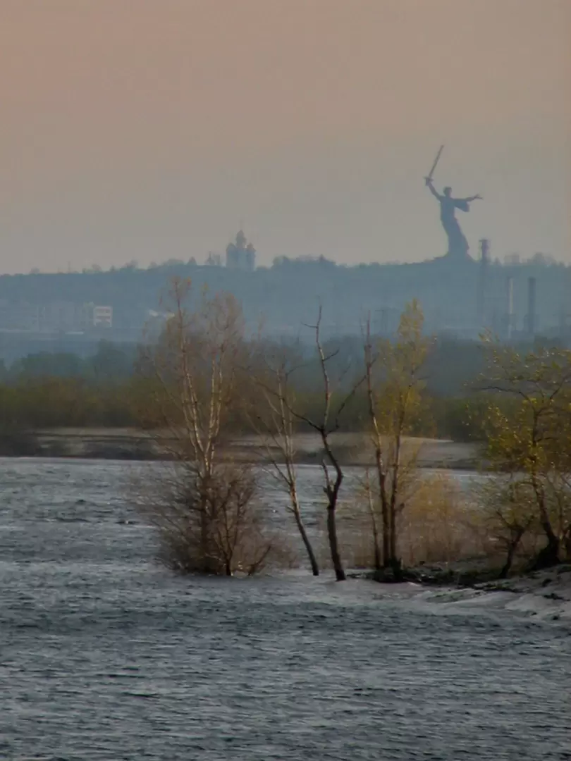 Вид на Мамаев курган с Волги